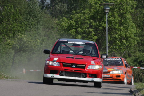 Frisk racetempo for alle, her er det Steen Andersen og Kim Jørgensen i deres Mitsubishi Lancer.